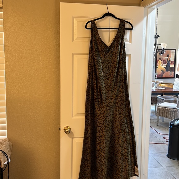 ASOS DESIGN Curve Edit bias slip midaxi dress in animal print - Picture 3 of 5